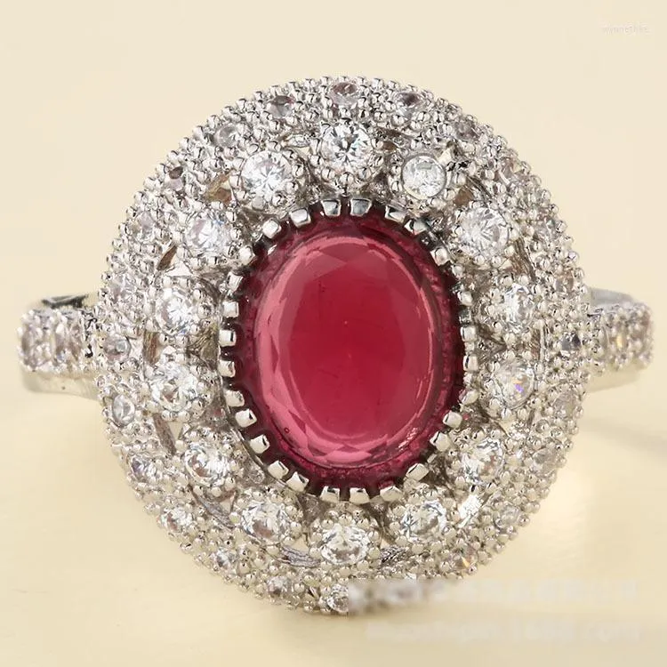 Fedi nuziali Splendido anello di fidanzamento con pietra di zircone rosso ovale femminile per le donne Luxury Micro Pave White Color Crystal Weddding Jewelry Wynn22