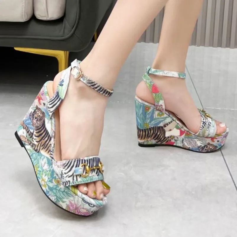 Designer Women Sandals Wedge High Heels Platform Pumps With Adjustable Buckle Flowers Green Stripes Sandal Summer Beach Shoes With Box NO379