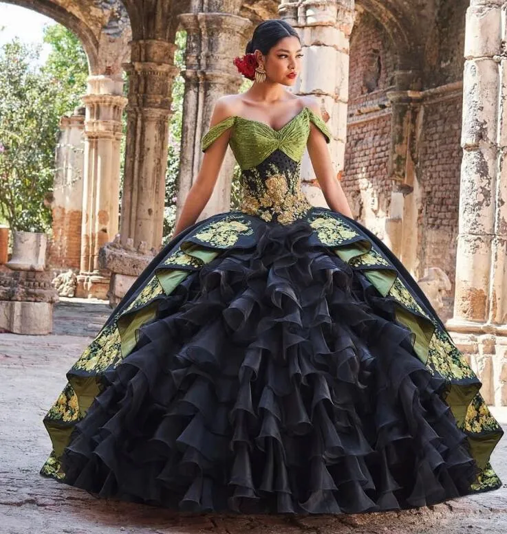 Schwarze Charro-Quinceanera-Kleider 2022, mexikanisch, schulterfrei, abgestufte Rüschen, Schnürung, Vestidos de 15 Anos, gelbe Blumenrobe, mittelalterliche Abschlussball-Party-Kleider im Vintage-Stil