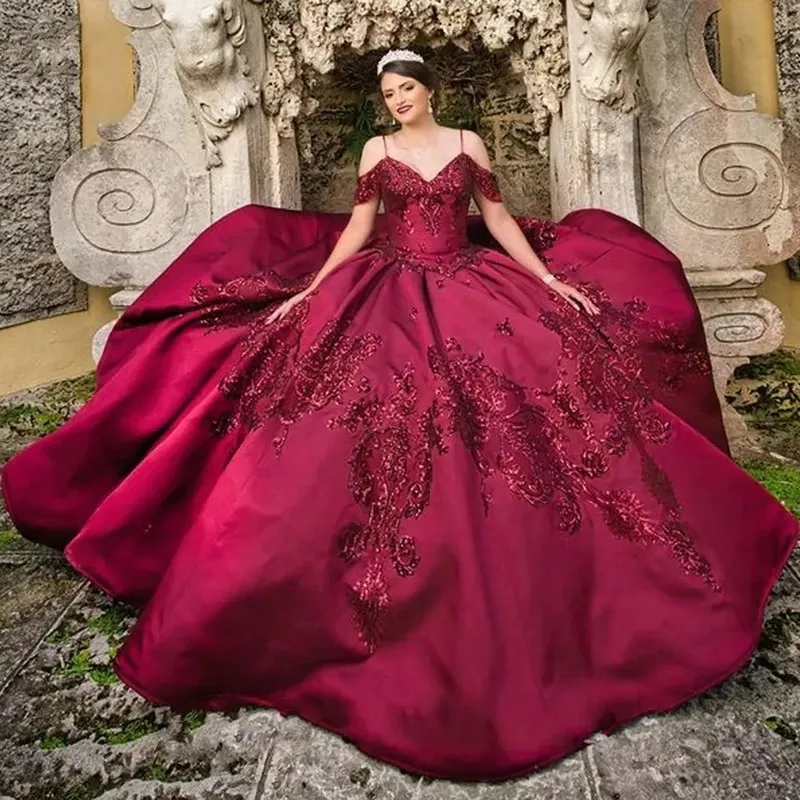 فساتين بورغوندي Quinceanera 2022 حلوة 15 سباغيتي أشرطة قبالة الكتف Princess Party Ball Ball Lace Satin