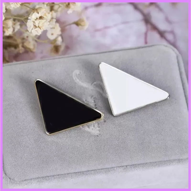 Metal triângulo carta broche feminino menina triângulo broches terno lapela pino branco preto moda jóias acessórios designer presente