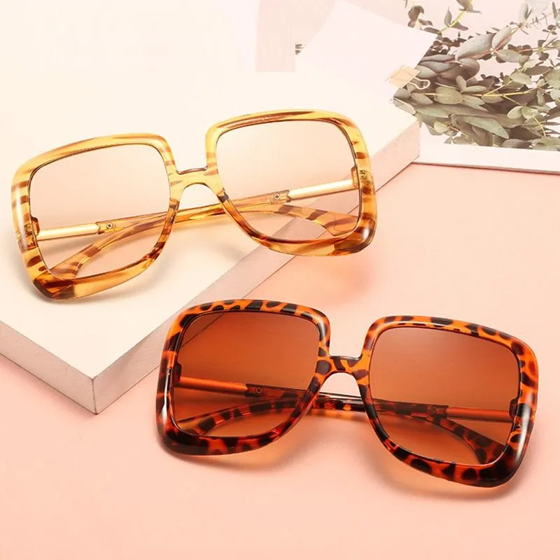Vintage Oversized Square Sunglasses for Men and Women with  display picture 3