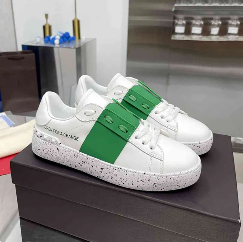 Öppet med band sneaker designers studskor män kvinnor lägenheter spikar sneakers röd ensam tränare parti bröllop kristall vit svart grön