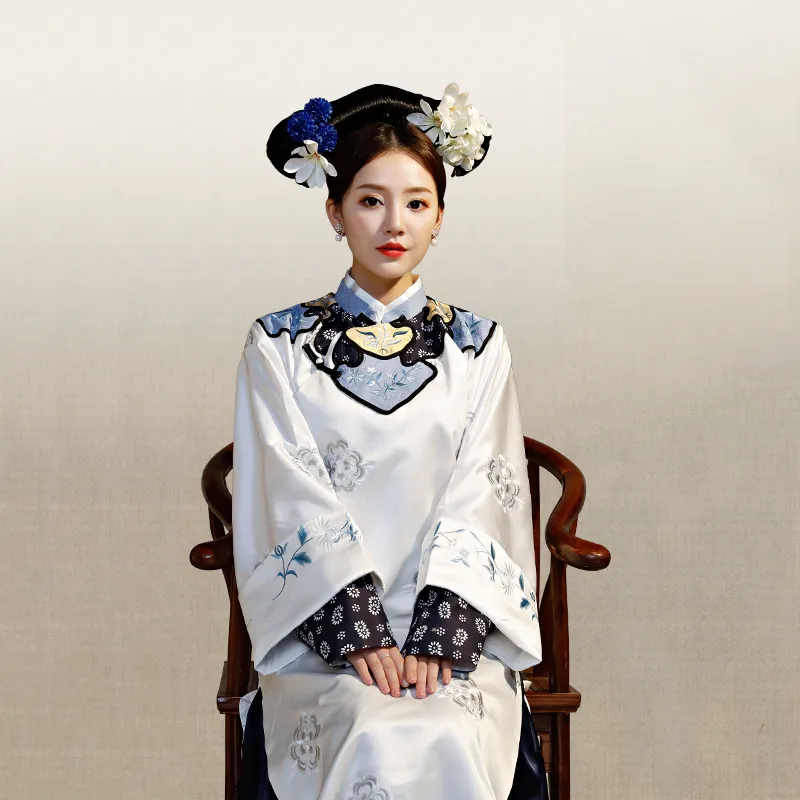 Le donne indossano un elegante abito cheongsam TV Riproduci abiti da spettacolo Costume da principessa della dinastia Qing Abito da teatro con ricamo bianco