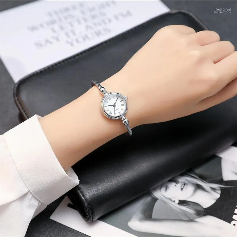 Armbandsur Women's Fashion Creative Armband Watch Vintage Elegant Designer Ladies Wrist Watches Simple Rom Female Clock Drop Hect22