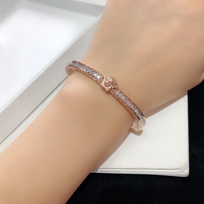 Nuevas pulseras de moda Brazalete de mujer Diseñador de lujo Carta Pulsera Cristal Chapado en oro rosa Acero inoxidable Amantes de la boda Regalo Joyería S037