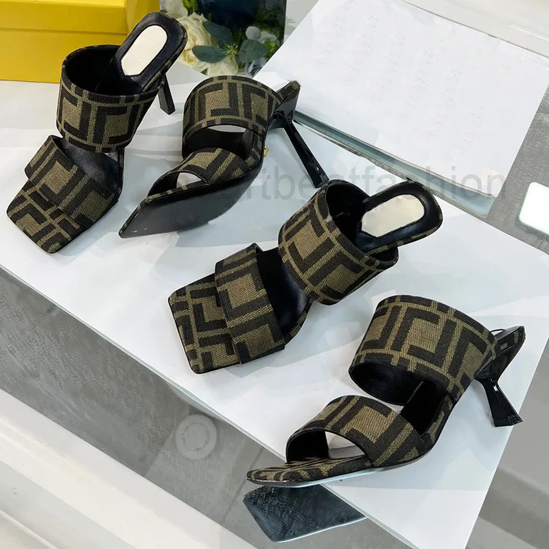 Designer High Heel Slippers Stiletto Femmes Sandale Mules Medusa Tlides en cuir Sandales de semelle extérieure Designer 35-42