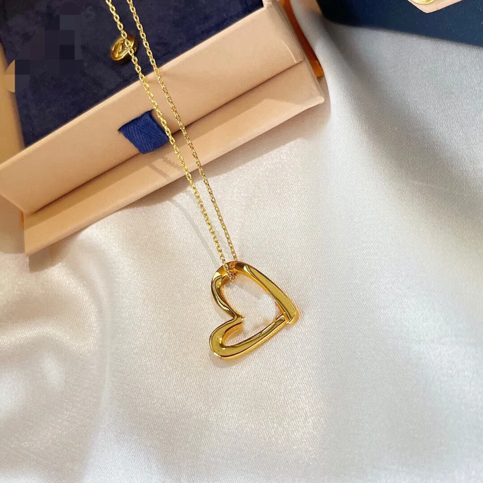 Designer skiktade halsband för kvinnor mode smycken Långt hjärtformad initial guldhalsband trendig collier de femmes lämplig för flickvänner födelsedagspresentlåda