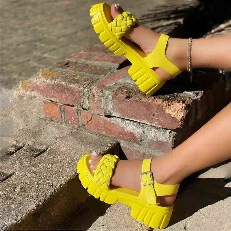 2022 summer new large women`s shoes 36-43 trend thick bottom buckle casual beach sandals