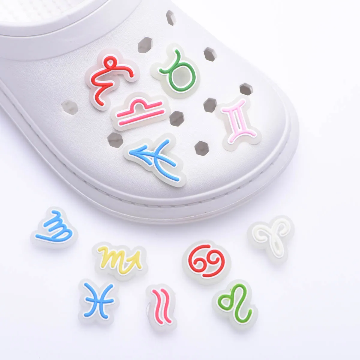 1pcs Luminous 12 Constellation Shoe Charms PVC Croc 장식 전갈 자리 Leo Virgo Sandals Wirstband 액세서리 어린이 선물