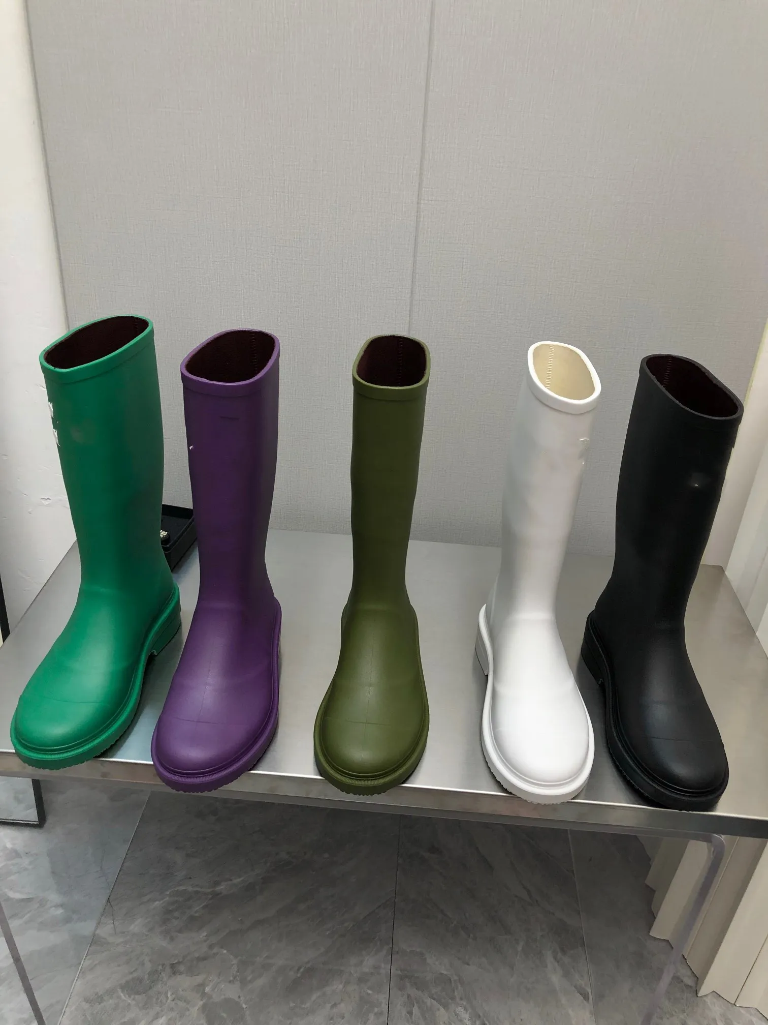 Botas de chuva 2022 à prova de água bota feminina até o joelho tubo médio fundo grosso chaminé estilo britânico sapatos Martin tamanho 36-41