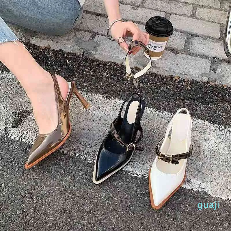 Klänningskor fjädervita högklackade skor kvinnors tunna häl pekade enväg spänne grunt mun sandaler lackat läder tillbaka tom