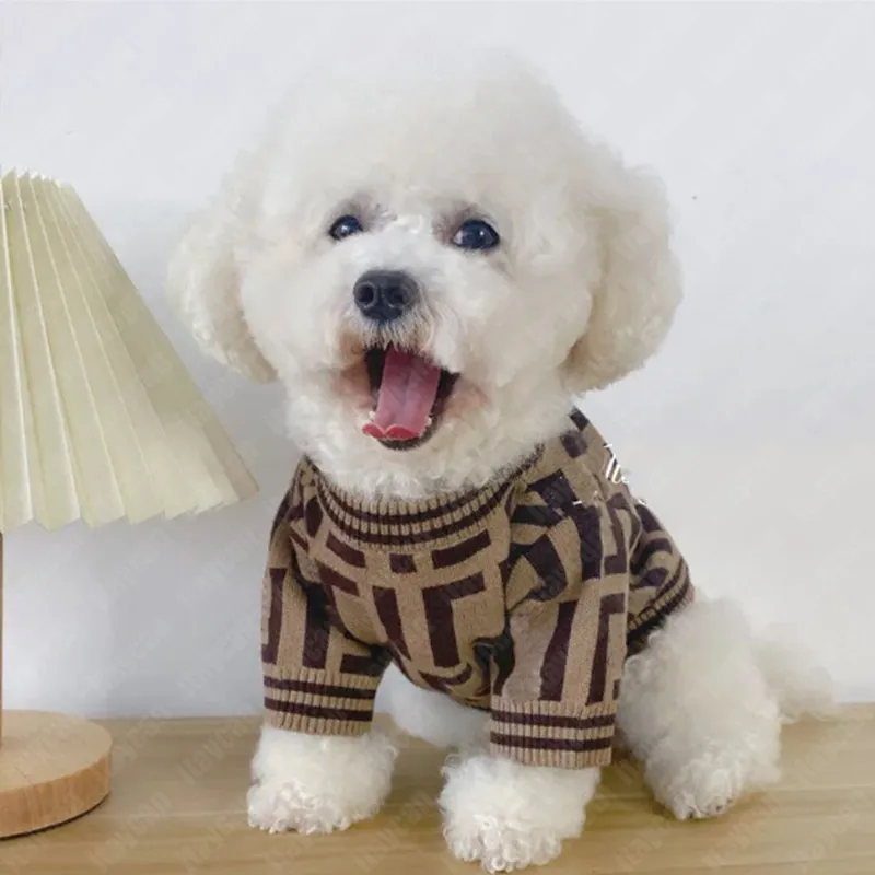 Designer verão Roupos de pet cão vestido de moda bordado bordado filhote de cachorro sweater pano suéter luxurys designers clássicos roupas de cachorro de cachorro marrom raras 2203311wu