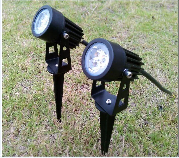 Lawn Garden Light Светодиодное светодиодное освещение 12 В 110 В 220 В водонепроницаемые прожекторы теплые белые белые белые красные желтые голубые цвет