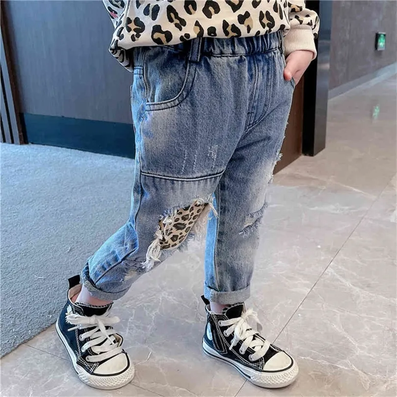 Jeans för flickor leopard småbarn jeans hål jeans för barn flickor avslappnad stil flickor kläder 210412