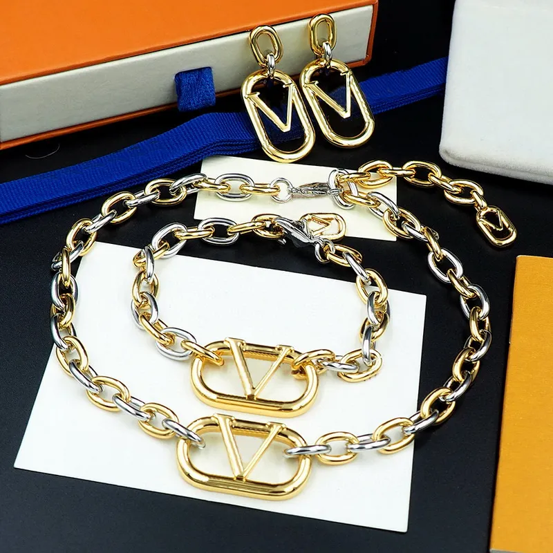 Europa America Fashion Everyday Chain Collana Bracciale Orecchini Lady Donna Oro / Metallo color argento Scava fuori V Iniziali Charms Set di gioielli M00622 M00593