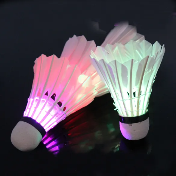 Novedad Iluminación 4 piezas Noche oscura Colorido LED Volantes Pluma Volante Iluminación Bádminton Bola Accesorios Punto de luz Volante gallo