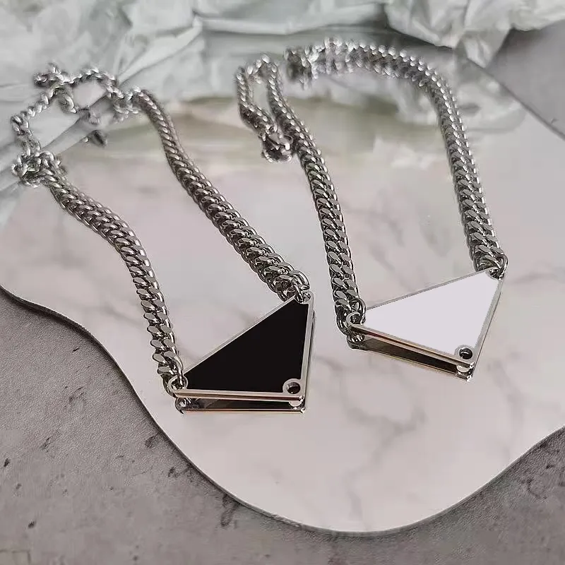أزياء المجوهرات العصرية السوداء أبيض ترينجل المثلث مصمم قلادة قلادة هدية للنساء سحر