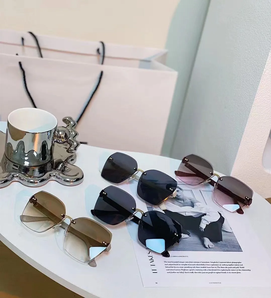 60 남성 선글라스 남성과 여성의 보편적 인 슬라이스 프레임리스 안경 패션 디자이너 UV 증거 고품질 벨트 케이스