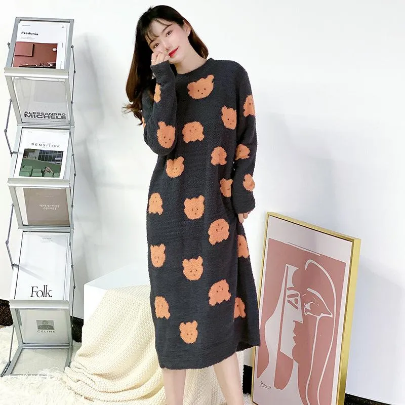 Damska odzież sutowa Japonia Style Śliczny niedźwiedź Jacquard Sleka Sukienka Zatrudnia Zima długa koralowa aksamitna piżama miękka luźna odzież domowa