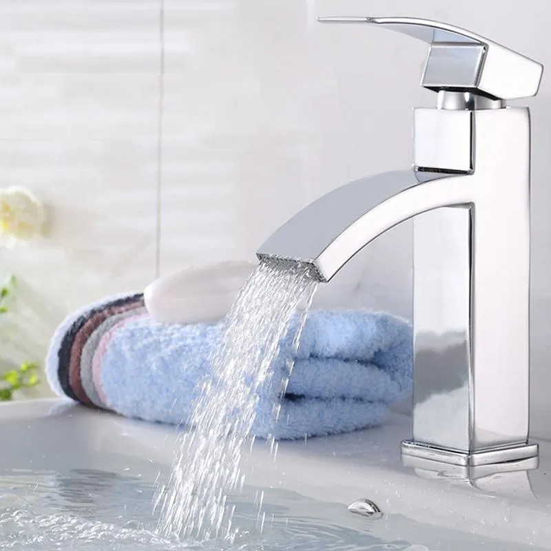 Robinets de lavabo de salle de bain Le robinet de lavabo cascade à buse incurvée carrée à poignée unique et mélange à froid