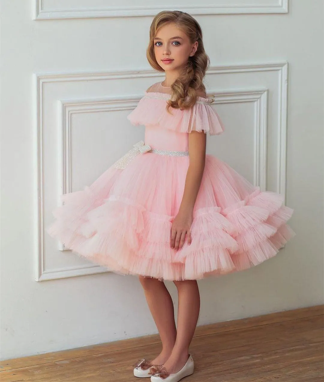 Robes de demoiselle d'honneur pour la fête de mariage avec nœud manches courtes Pageant enfants vêtements de cérémonie à plusieurs niveaux en tulle court princesse anniversaire 220F