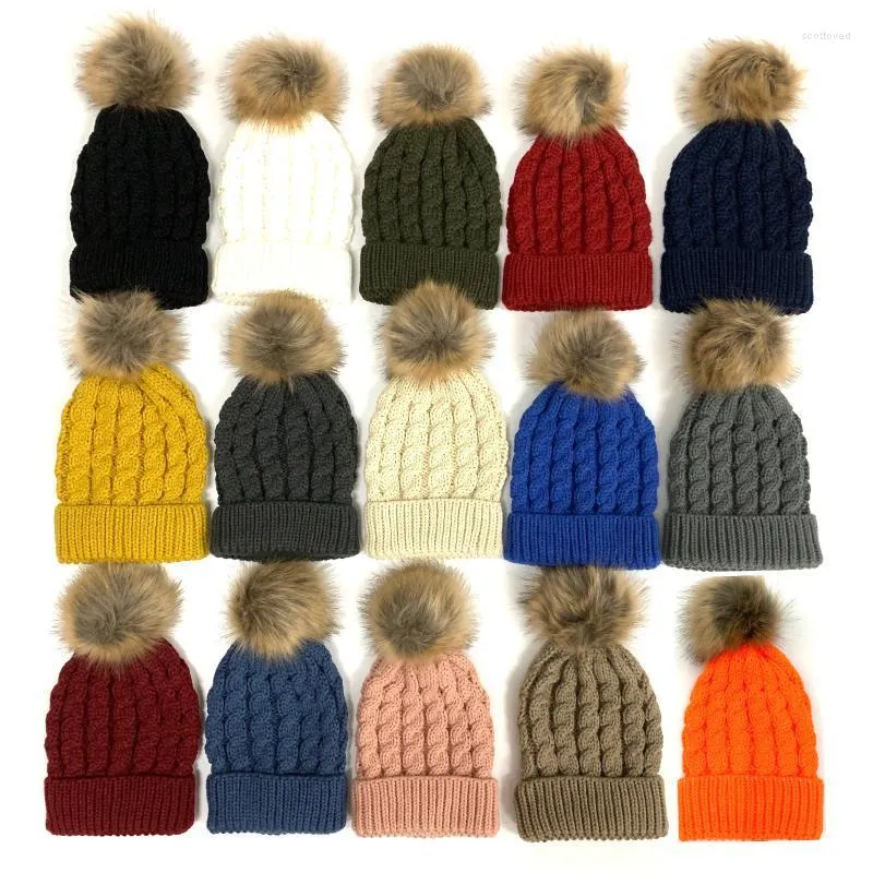 2022 Säljer vinterbönekabel stickad solid skid artificiell päls pom mjuka hattar kvinnor varm mössa scot22