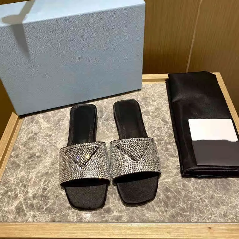 P'S 2022 Triangulär Standard Rhinestone Square Head Flat Slippers Wear Silk och Satin Mångsidig Temperament Flat Heel Sandaler