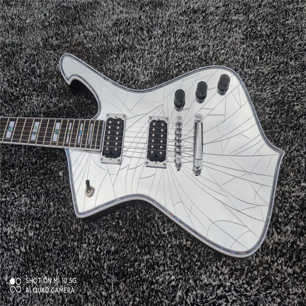 Högkvalitativ 6-strängs elektrisk gitarr, svart färg, vit spegeldekoration, krompläterad hårdvara rostråkfingertavla