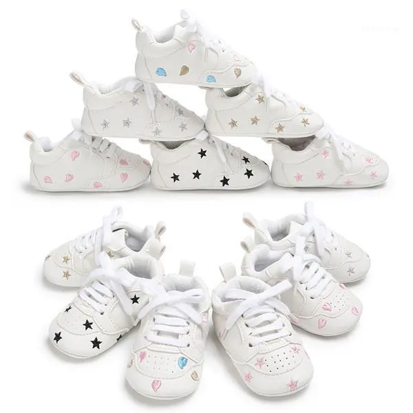 Pierwsze spacerowicze Baby Crib Buty dla chłopców Sofe Pu skóra Moccasins Girl Sneakers Mały dzieciak urodzony w obuwie Tenis Infantil Toddler Tennis