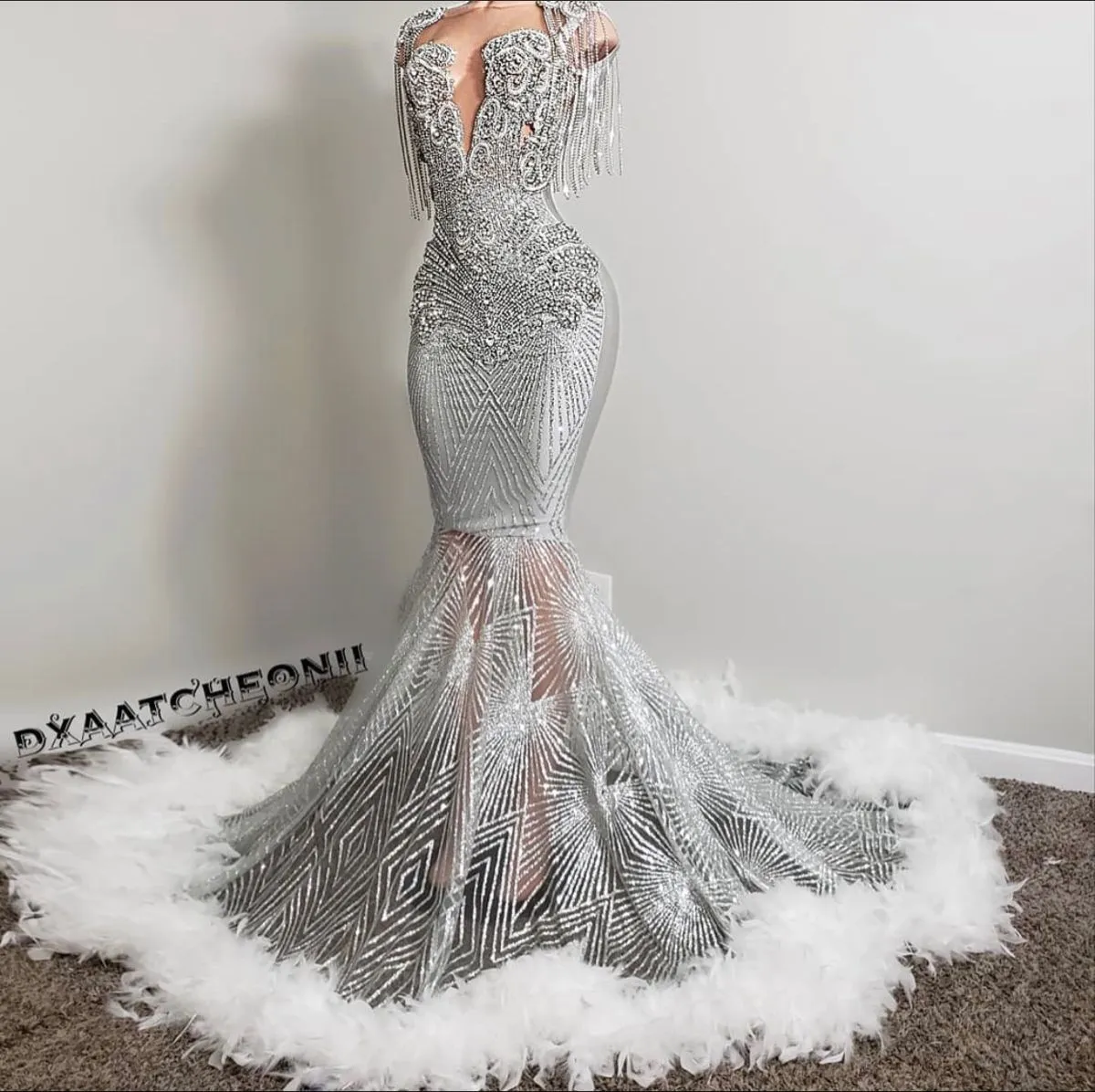 Sparkly Silver Crystal Mermaid Balklänningar 2023 Pärlfärgade paljetter Svarta flickor Aftonklänning med fjäder Ärmlösa festklänningar Robes De Soiree kvinnlig Vestido Noche