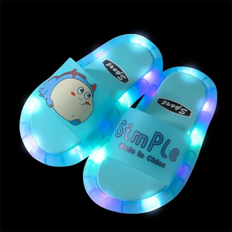 أحذية Luminous Jelly Summer Childrens LED Slipper Girls Slippers PVC Nonslip Beach Sandals Kids Home Bather Blue 220621