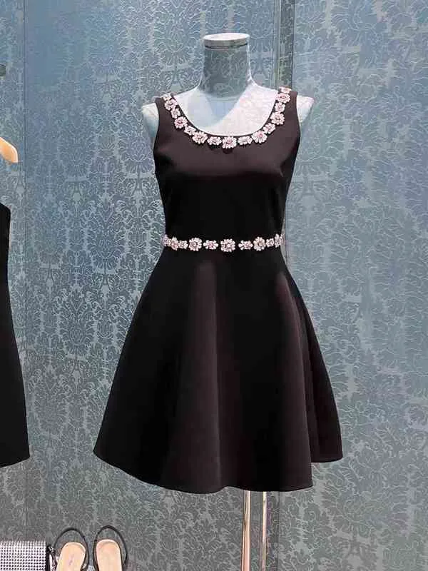 Vår- och sommaren ny stil hög midja ärmlös tung industri diamantkroppad klänning fransk ljus lyx bågsusder kjol