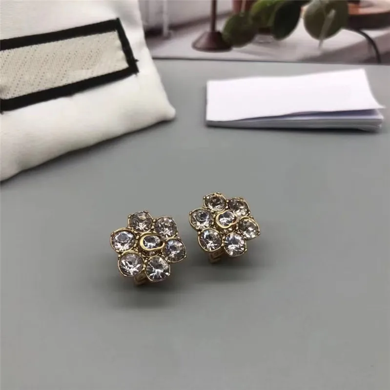 Rhinestone Flower Letter Charm Earrings Ladies Diamond Floral Earndrops Personlighet Temperament Crystal Danglers grossist