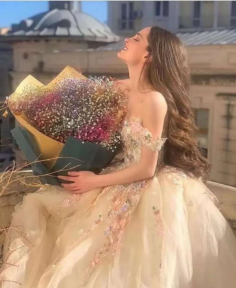 شمبانيا الأميرة Quinceanera فساتين 2022 قبالة الكتف تول 3D الزهور الزهور الدانتيل الدانتيل قطار المسح بالإضافة إلى حجم العباءات حفلة موسيقية فيستدوس دي نوفيا