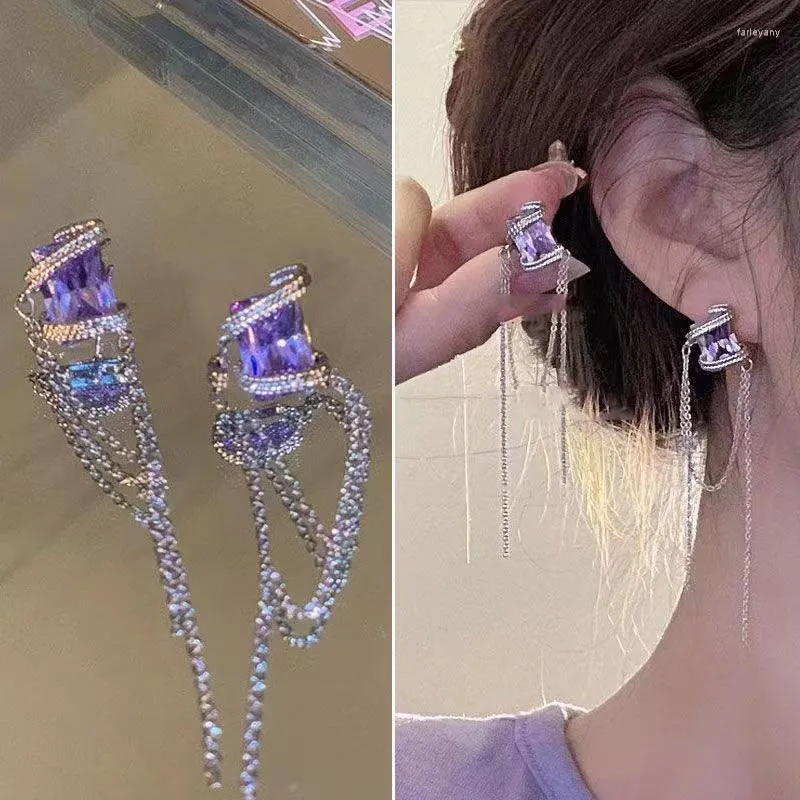 Boucles d'oreilles à longue chaîne avec pompon violet