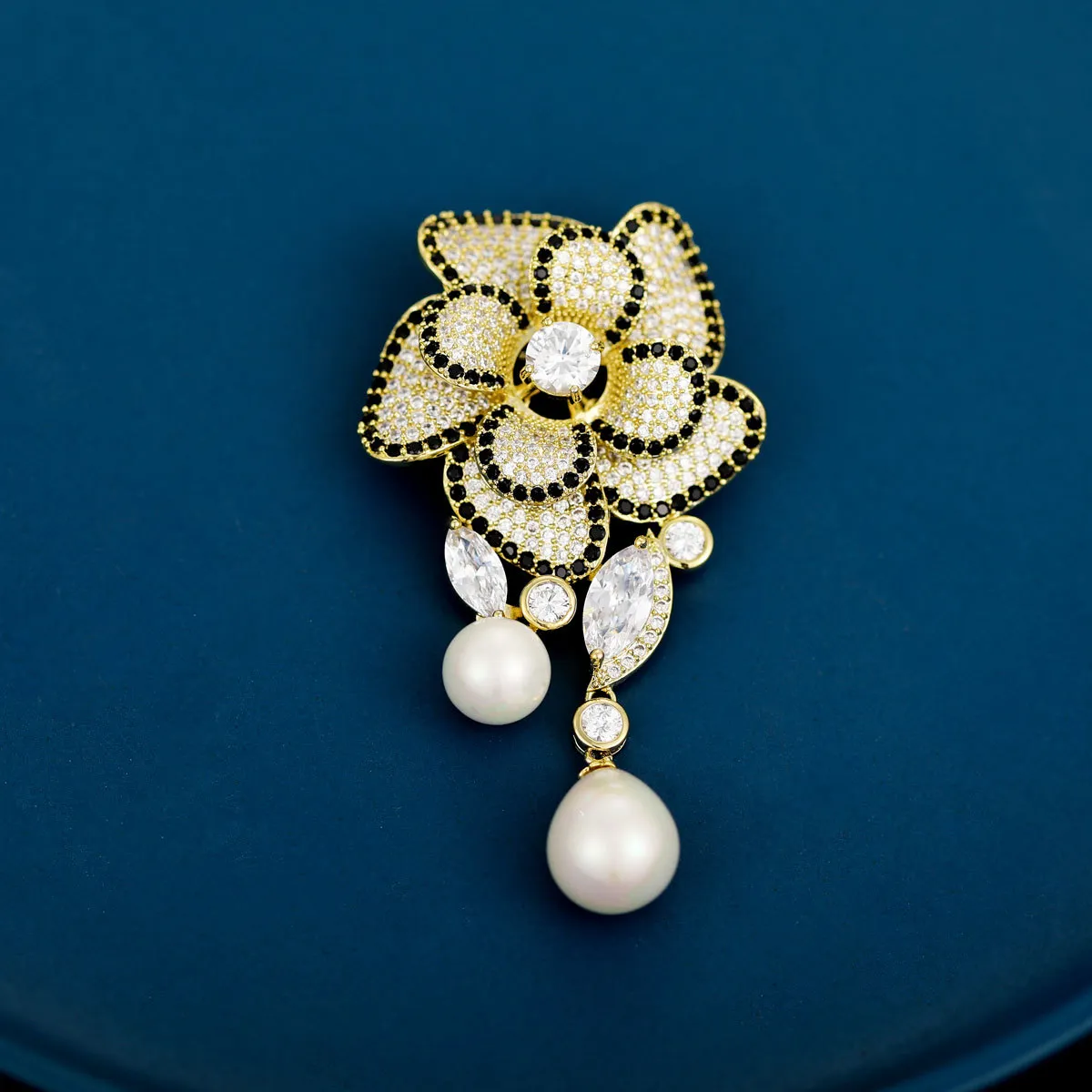 Womens Brooch Flowers Fashion Corsage Pearl Brooches for Women 3A Zircon Lady Pins Vintage Elegant Dress Camellia Pins Top Quanlitly Button Pin Scarf Buckle