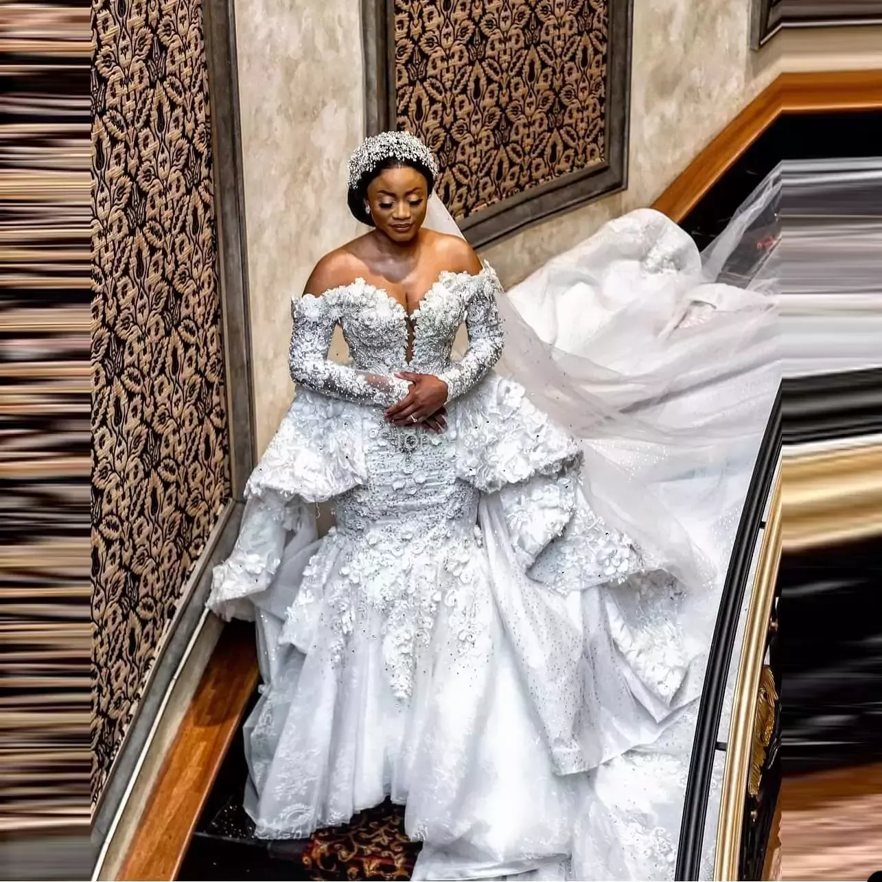 Luxus 2022 Modest Meerjungfrau Hochzeit Kleid Cascading Rüschen Volle Perlen 3D Floral Blume Brautkleider Saudi Arabisch Luxus vestido de novia