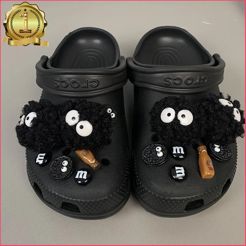 Cool Fur Ball Berlocker Designer DIY Kex Skosnören Spänne Sneaker Berlock för CROC JIBS Träskor Barn Pojkar Kvinnor Flickor