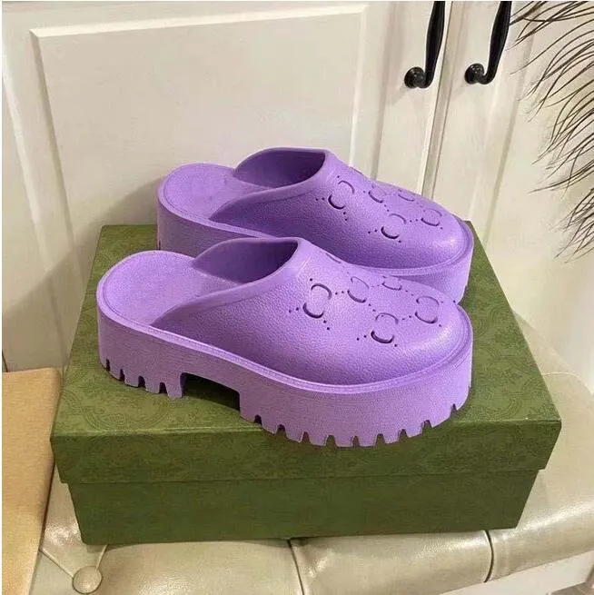 2022 lyxiga tofflor märkesdesigner Dam Dam Hollow Platform Sandaler gjorda av genomskinliga material moderiktig sexig härlig solig strand kvinna skor toffel