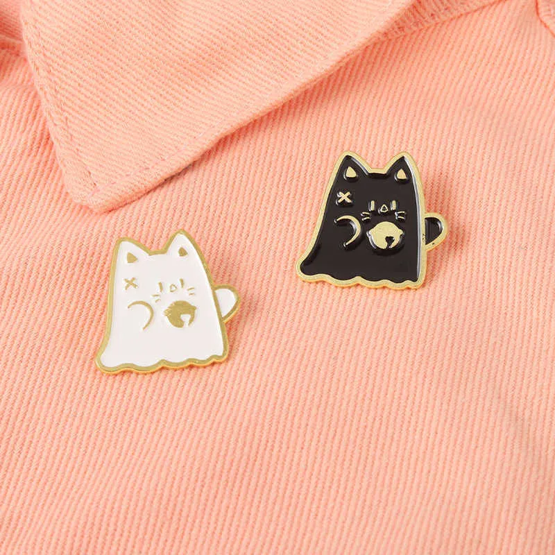 Joli couple étudiant broche noir et blanc fantôme chat cloche métal badge vêtements sac épingle foulards boucle