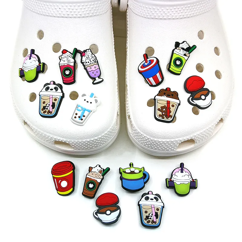 Moq 100 pièces canettes de bière dessin animé croc charmes 2D caoutchouc souple motif de tasse créative breloques de chaussures boucles décorations adaptées enfants sandales bracelets décor cadeau