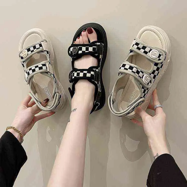 Летние сандалии женские 2022 новый стиль маленький аромат черно-белая решетка толщиной нижний кекс открытый носок пляжные сандалии