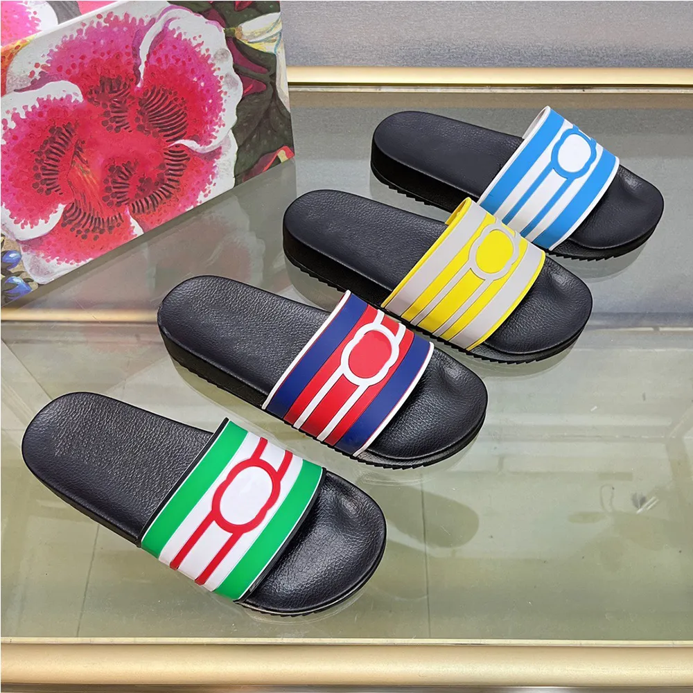 Nuovi sandali da uomo di marca famosa, modelli unici, evidenziano il marchio, glamour, pantofole per le vacanze in piscina, infradito, comfort casual, essenziali per l'estate