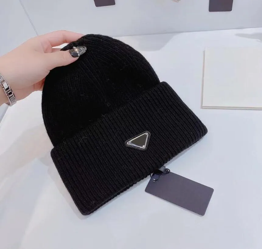 Klasyczny projektant zimowej czapki litery mody wydruku dzianinowe czapki dla mężczyzn wełniane czapki z odwróconym trójkątnym wzorem 4 sezon214t