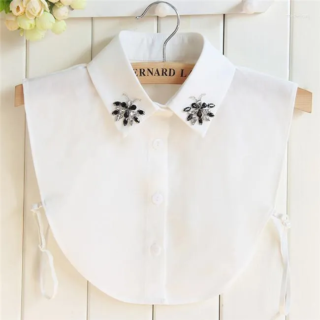 Pajaritas Grano de mariposa Diamante de imitación Gasa Blanco Negro Mujeres Collar falso Con cuentas brillantes Collares desmontables Media camisa Blusa Suéter Falso Fr