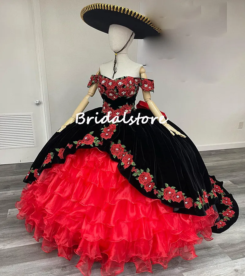 럭셔리 Organza Ruffles 멕시코 Quinceanera 블랙 레드 고딕 자 수 꽃과 블랙 15 볼 가운 vestidos xv años vestido de 15 Anos 2022 가운 de bal