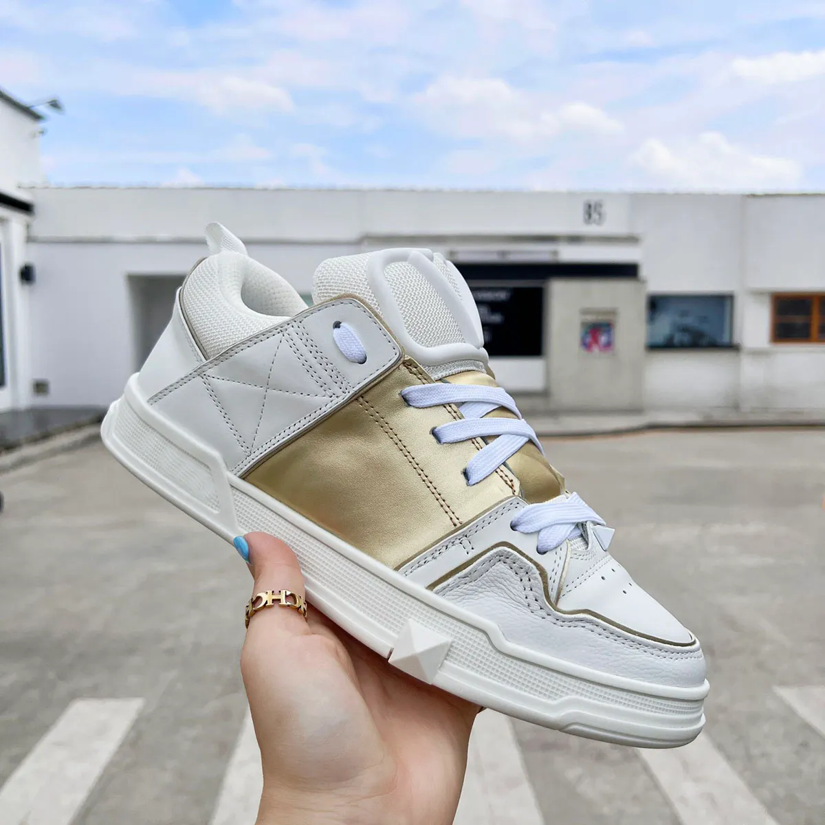 Klassiska designer tofflor kvinnors casual skor lyx varumärke mode retro hög kvalitet cowhide multicolor herrar springa utomhus kör vita sneakers