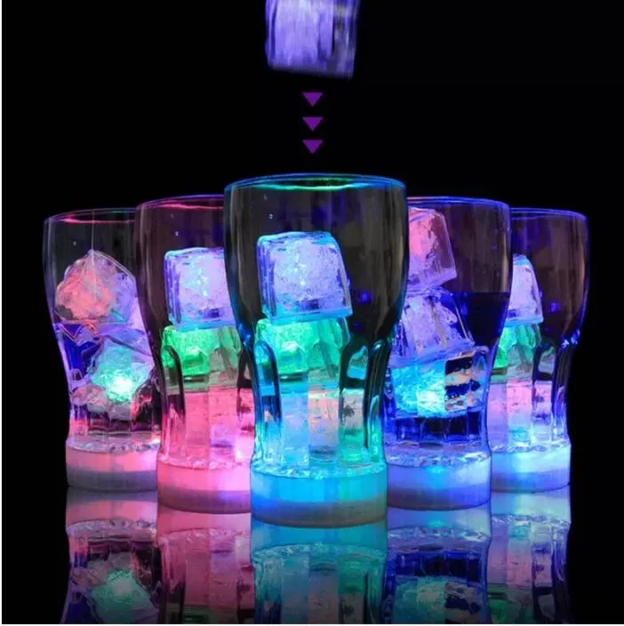Flash Ice Cubes Lampe de poche LED activée par l'eau mise dans l'eau Boisson Flash Bars Mariage Anniversaire Festival de Noël Décor En Stock F0413