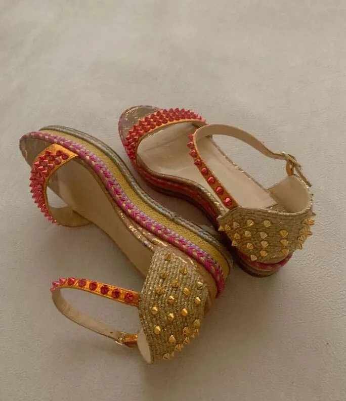 Kobiety Sandal Flats Red High Obcing Wedge Flat Madmonica 60 mm Studded Heele Oryginalne skórzane kliny Espadrille Dress Wedding Party Sukienka Letnie klinowe sandały z pudełkiem